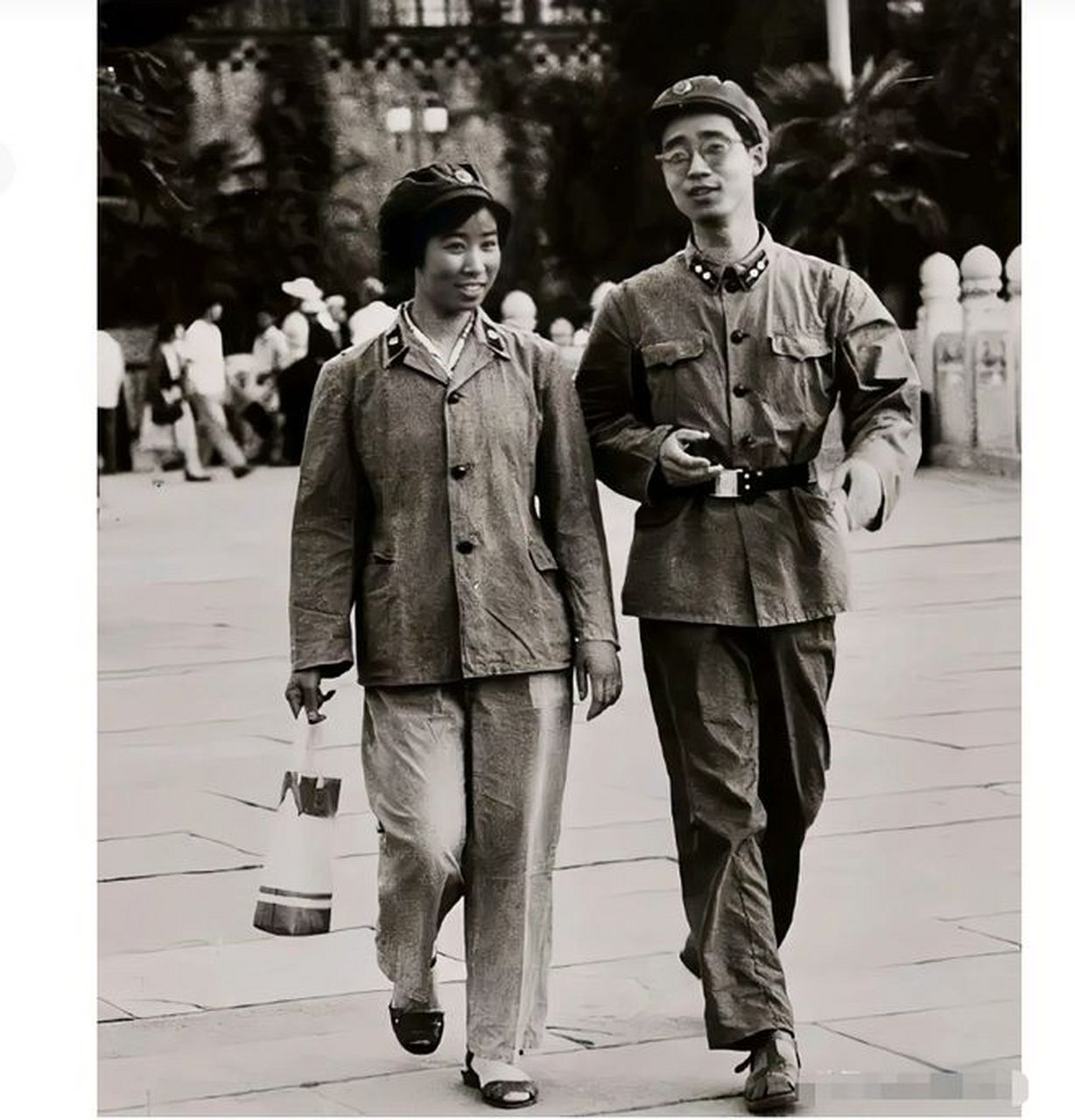 在60年代的某一天,街头出现了两名穿着解放军制服的年轻人,他们一男一