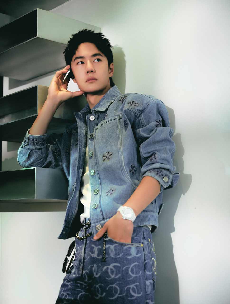 王一博身穿蓝色牛仔外套和长裤,搭配香奈儿墨镜.