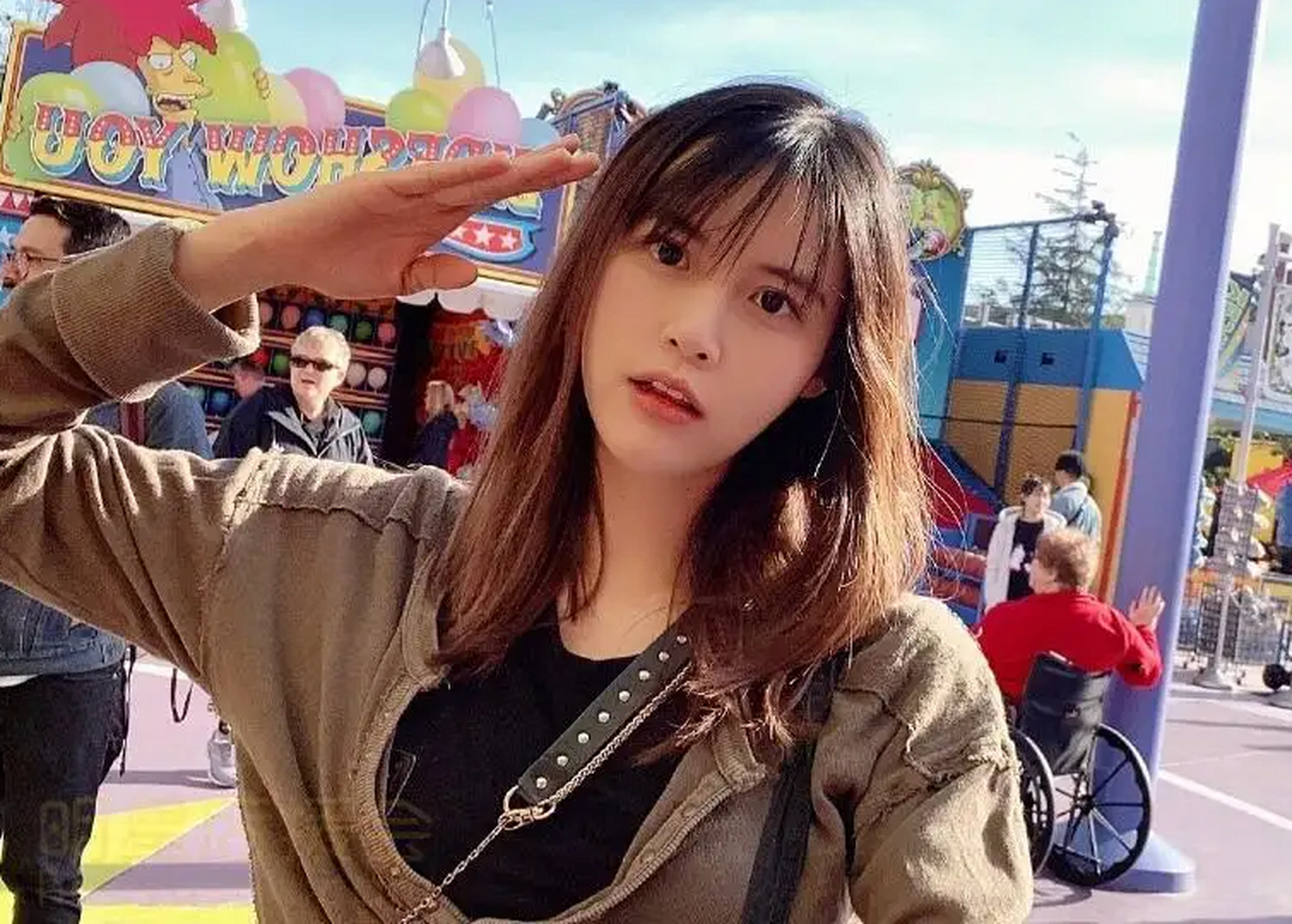 【苏醒口罩链上疑似刻绯闻女友廖语辰名字,甜吗?