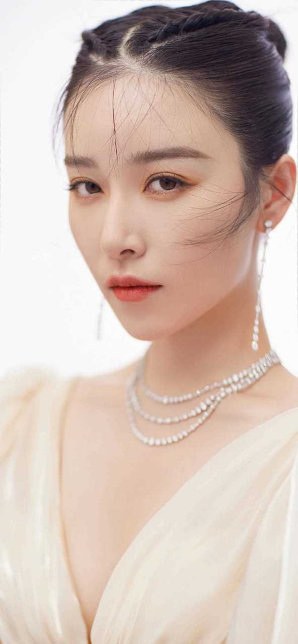 阚清子,杏色刺绣玉兰花铺满长裙雅致动人,深v收腰剪裁好身材一览无余