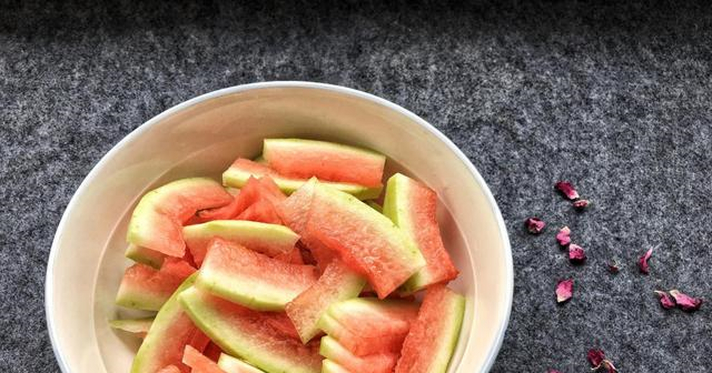 【菜名】:西瓜皮蜜饯[火车] 【所需食材】:西瓜皮500g,白糖400g