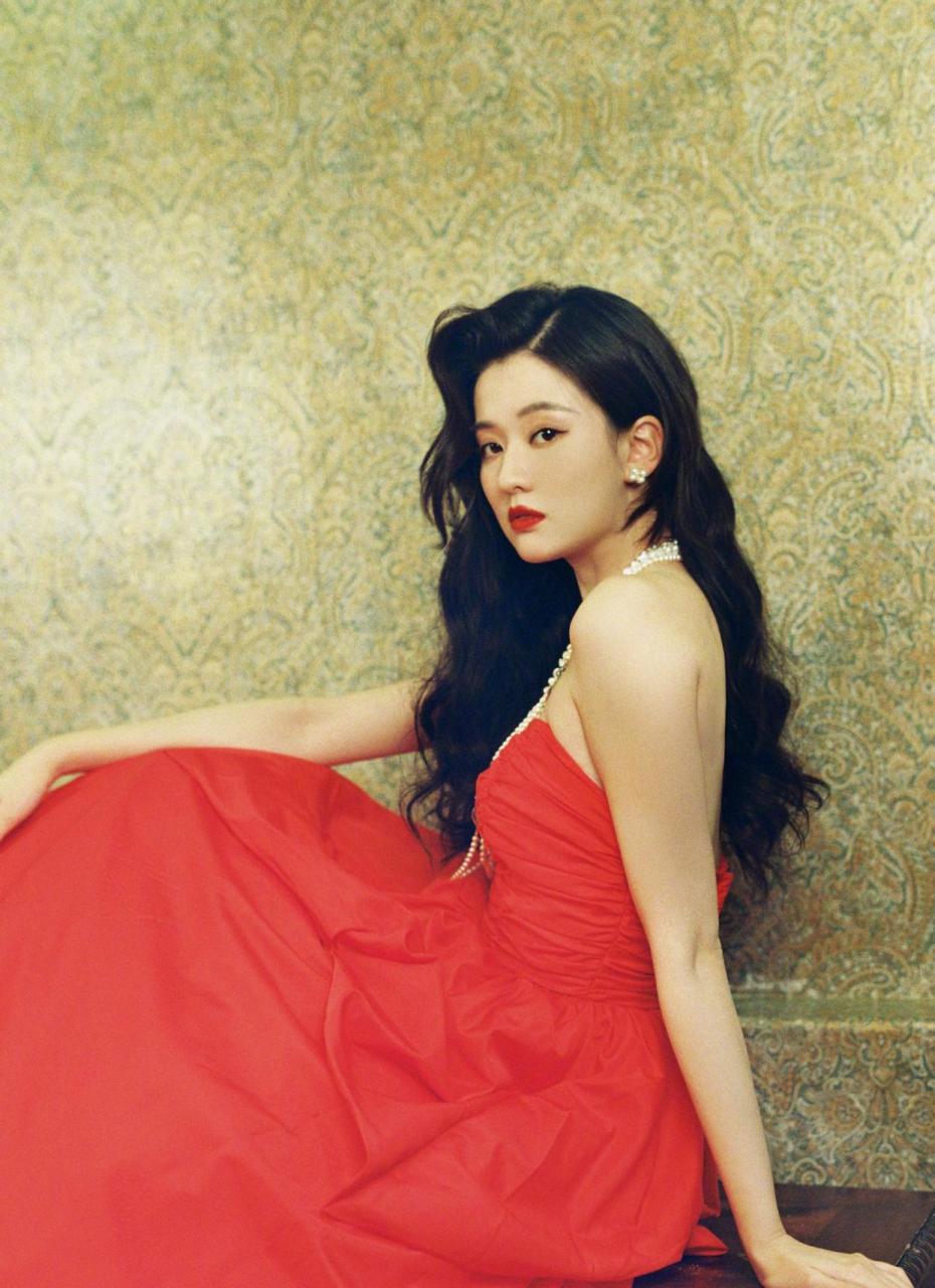 乔欣红裙复古大片,新年就要红红火火[比心]