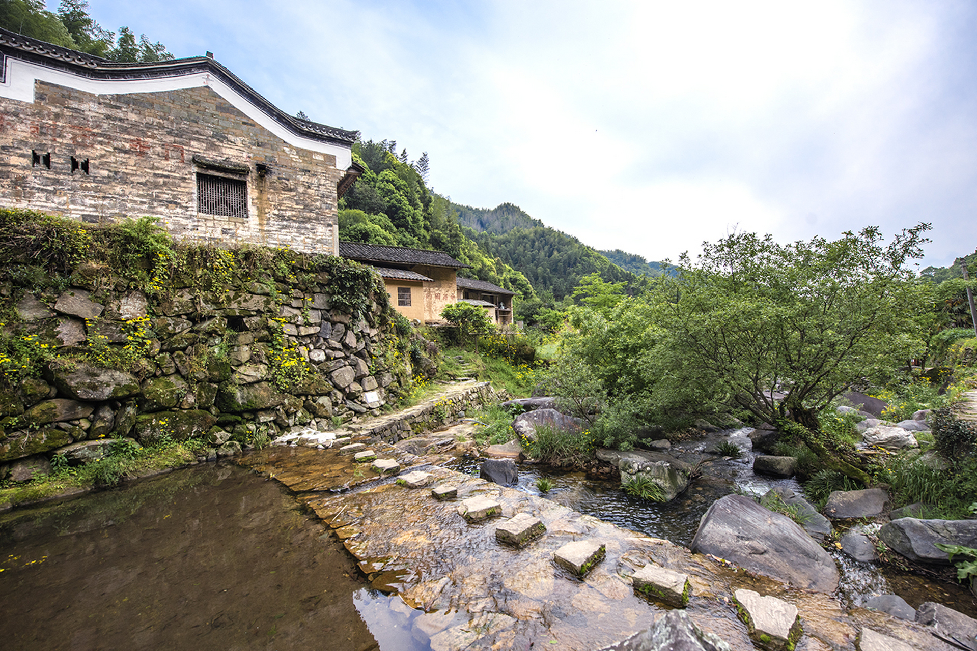 春游江淮请您来# 龙潭寨,山水画里的古村 太湖县龙潭寨古村周围剖石