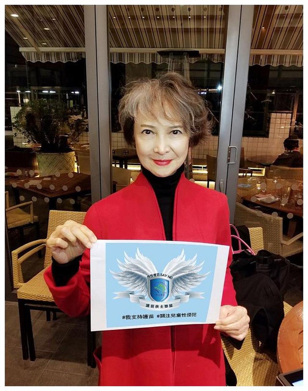 主动"甩掉"谢贤的萧芳芳,都74岁了,穿红色漆皮风衣仍惊艳