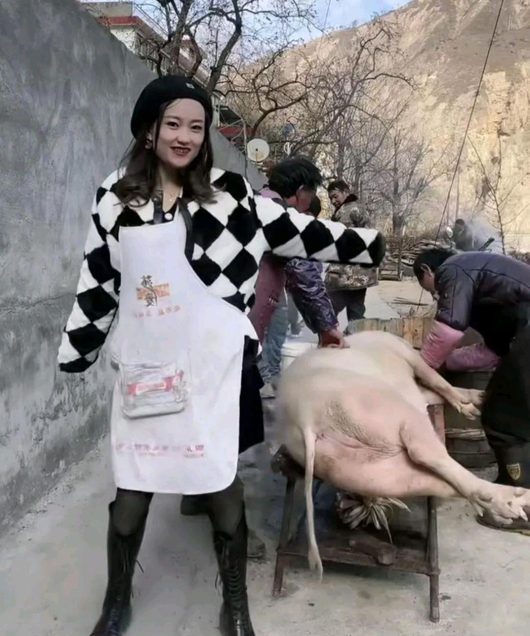 网友:要杀猪了,小姐姐开心的舞蹈