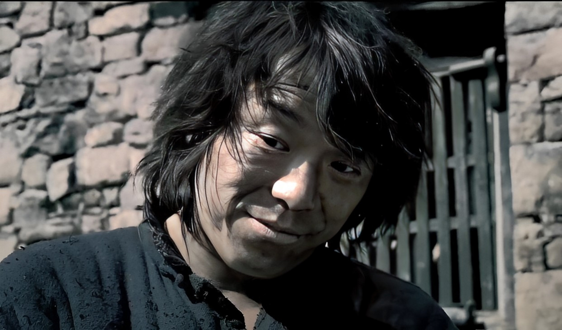 原来,黄渤笔下的父亲患有老年痴呆症,时刻需要专业的护理人员陪伴,就