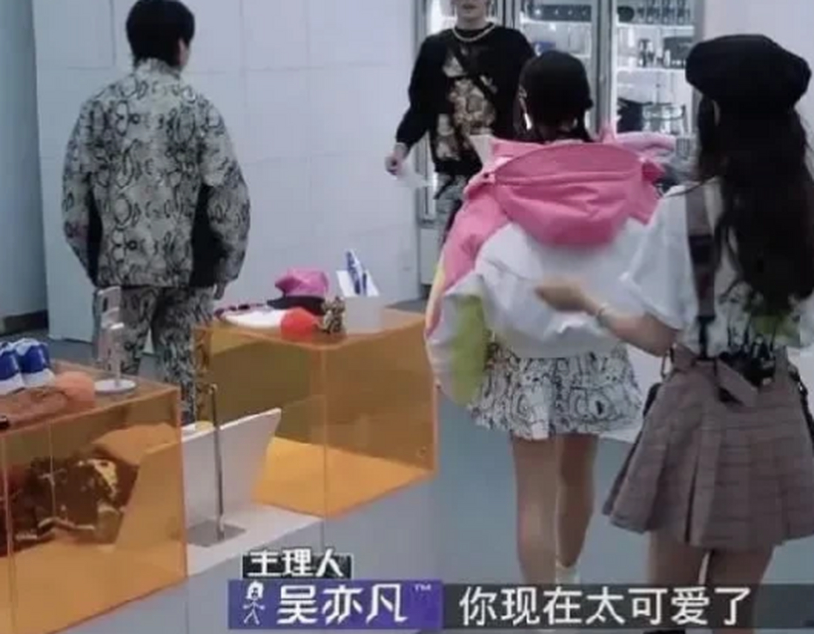 节目中赵今麦穿了一件粉红色外套,吴亦凡一看,就对赵今麦说:你好可爱