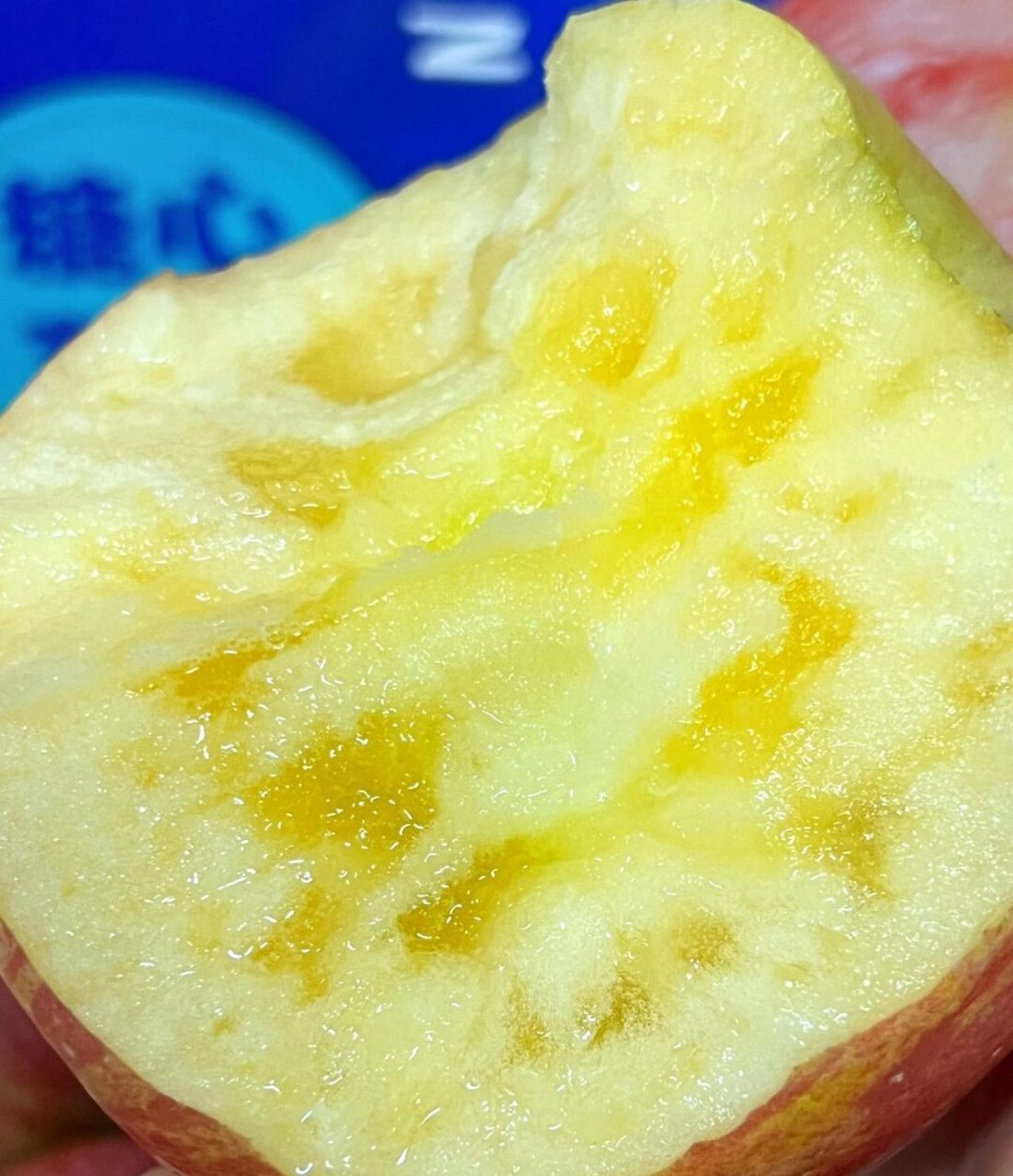 阿克苏冰糖心苹果 糖心汁水当当 咬一口"咔嚓"声清脆悦耳, 饱满鲜嫩