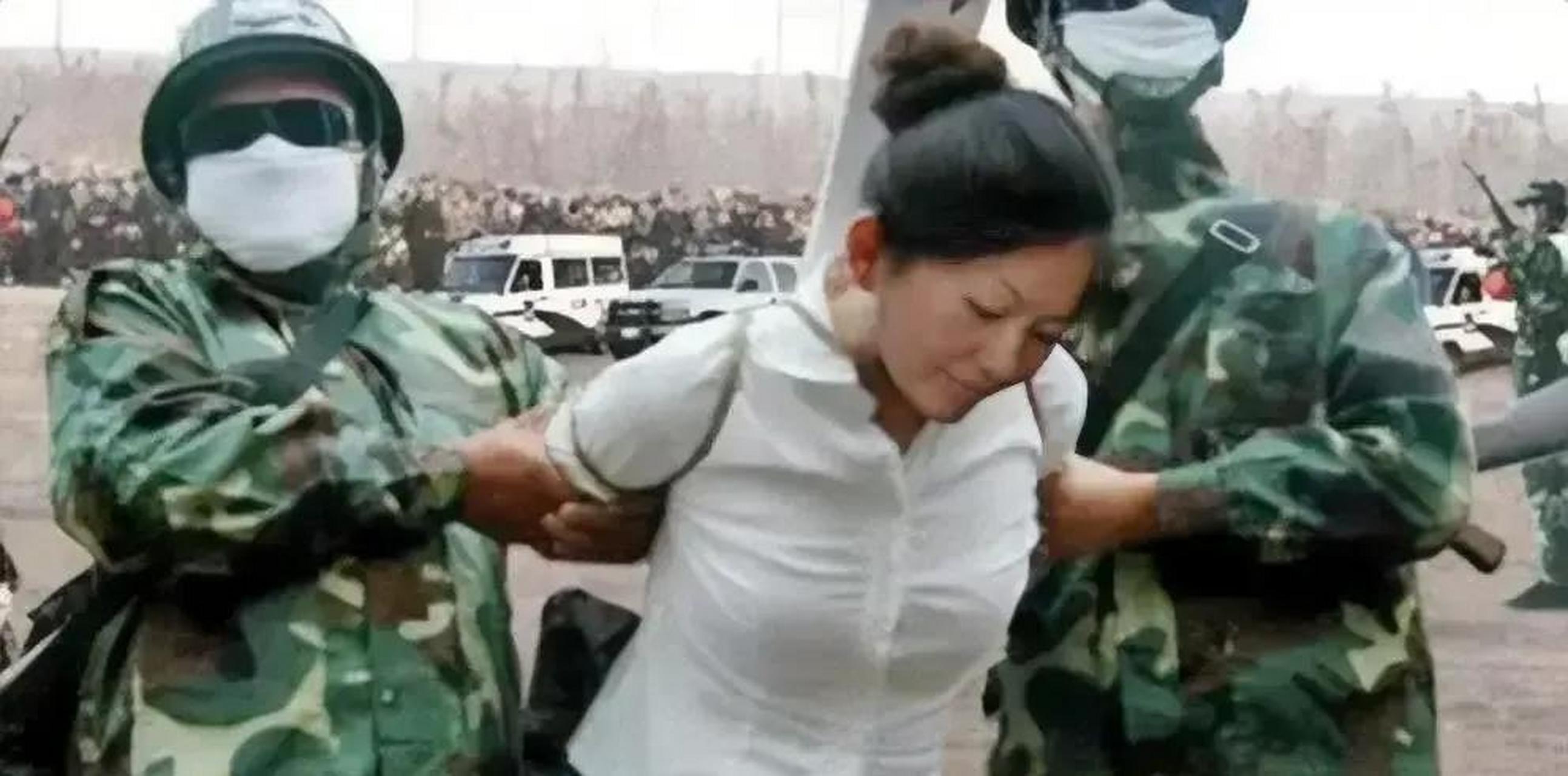 这是83年严打,一个被判处死刑的女囚犯,被押赴刑场执行枪决时的照片.