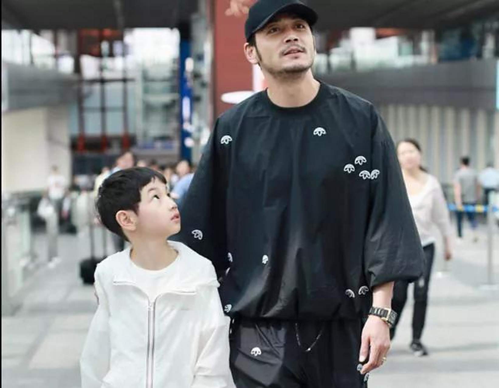 gif创作人# 杨烁领着儿子杨雨辰走机场,父子俩并肩同行父爱爆棚.