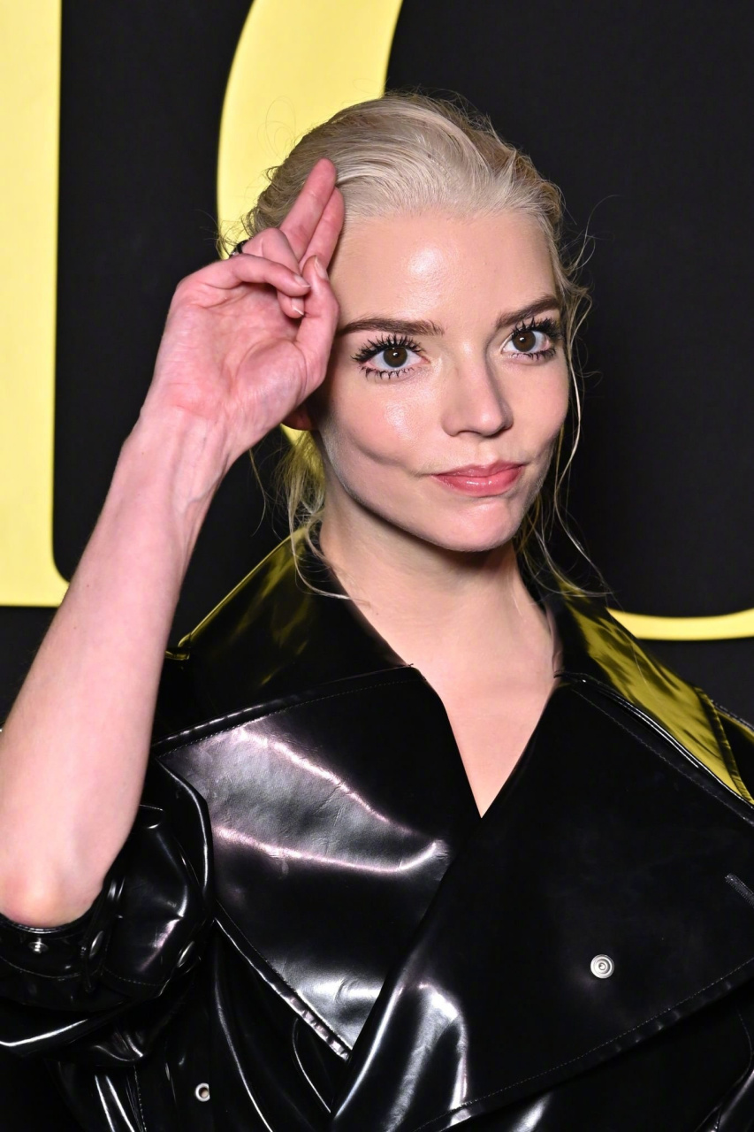 安雅泰勒乔伊# #巴黎时装周#  安雅·泰勒-乔伊(anya taylor-joy)