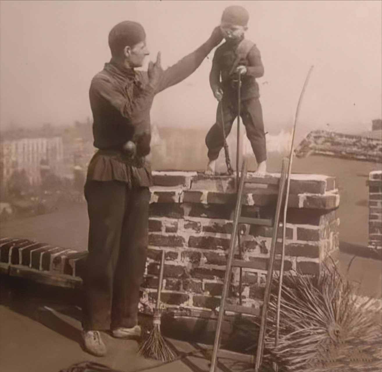 19世纪末,英国,清扫烟囱的"烟囱男孩".