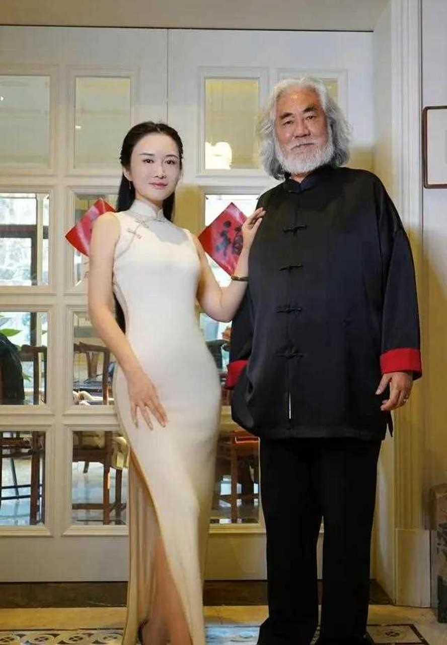 张纪中这是承认婚内出轨啦,张纪中与杜心灵的忘年恋一直是饱受争议,而