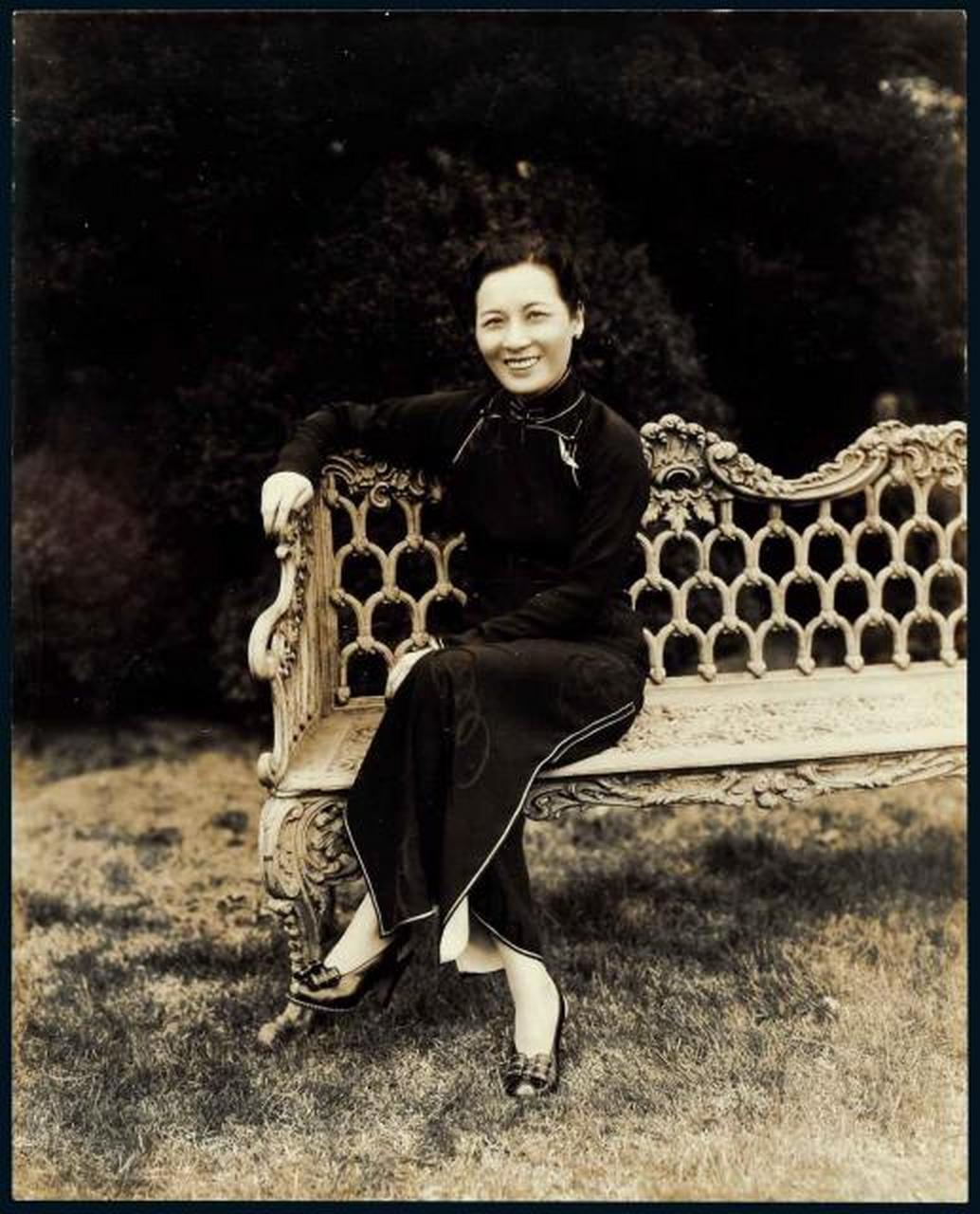 1943年宋美龄访美期间,照片中宋美龄面露笑容,闲坐在白宫草坪的椅子上