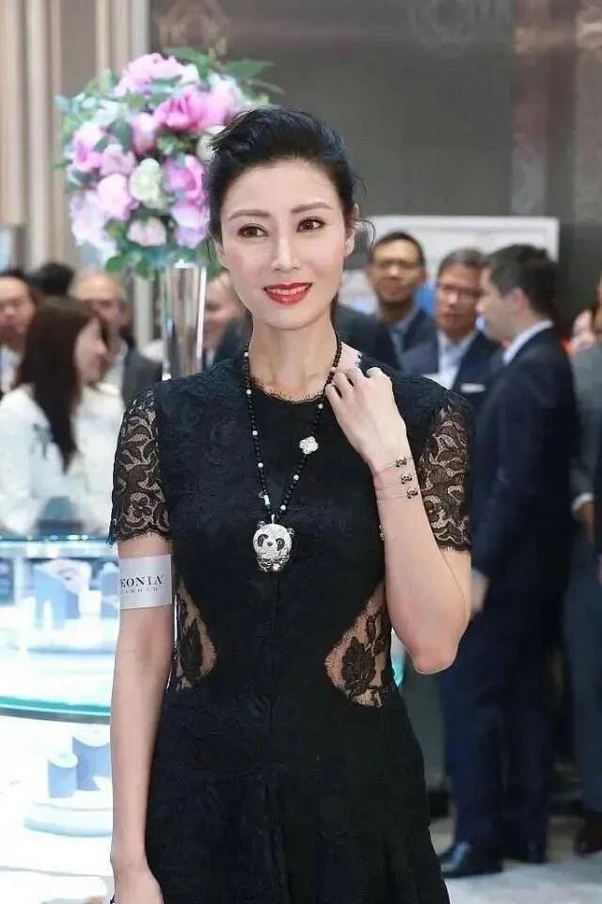 李嘉欣出席 活动,一袭小黑裙配高马尾,可惜鞋子又搭配错了.