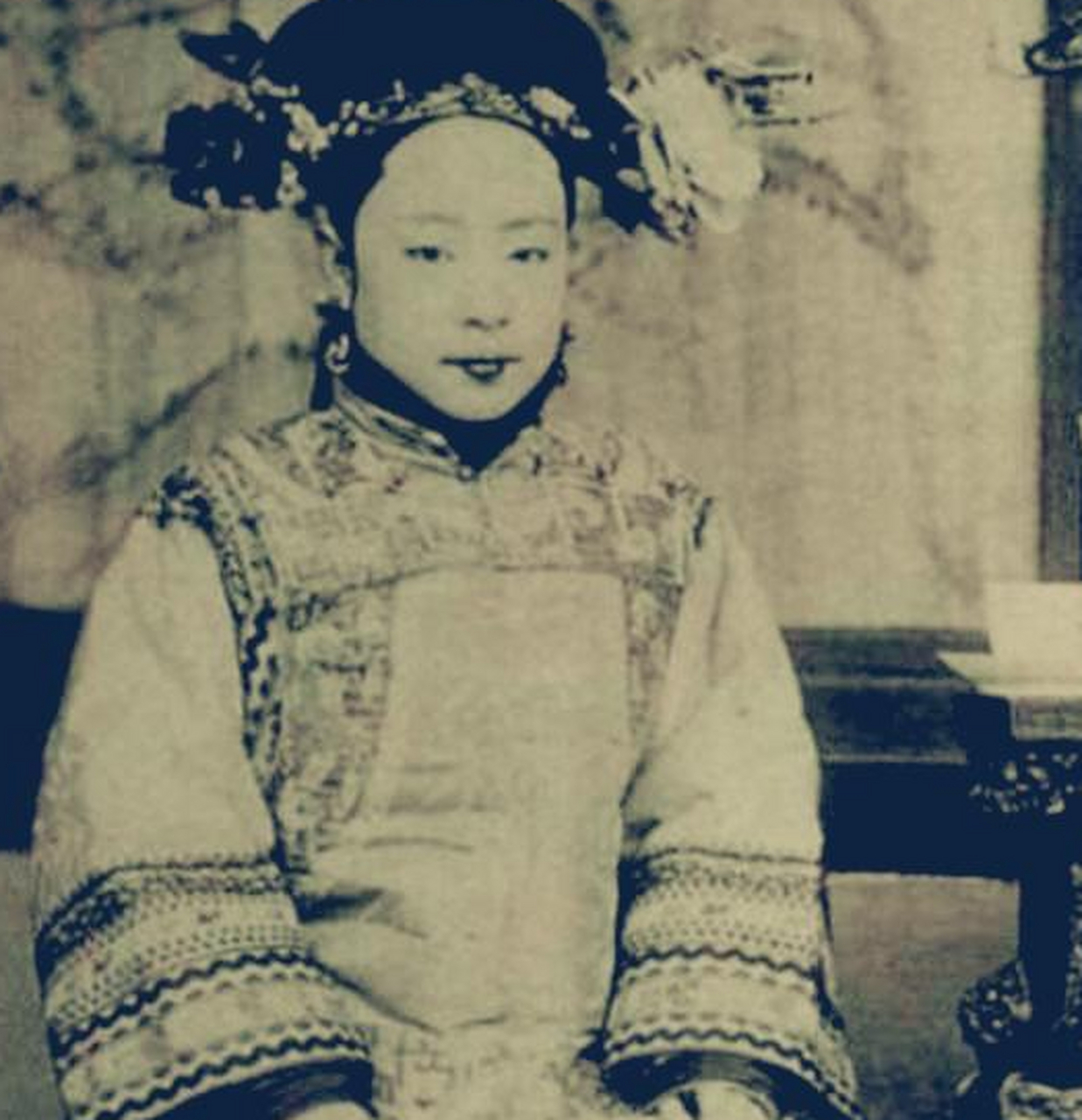 清末福晋老照片:贝勒衔贝子爱新觉罗溥伦的夫人瓜尔佳氏,虽说溥伦也是
