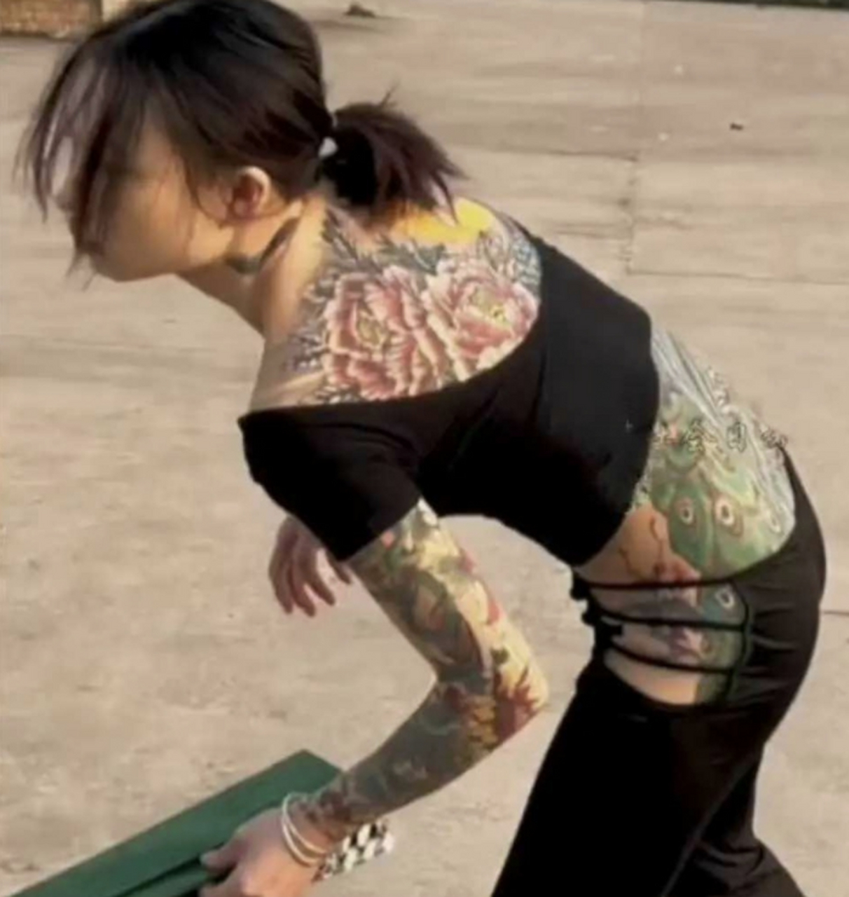 虽然纹身但是看着很文静,也是个好女孩