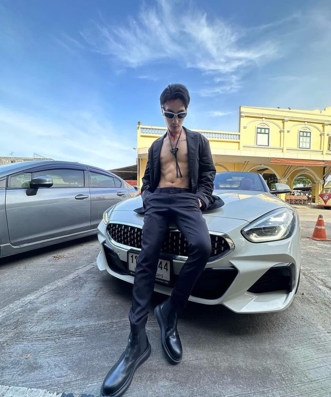 肌肉男戴着墨镜,敞开西装,靠在跑车前,看上去很酷.  [期待]#溯源初探