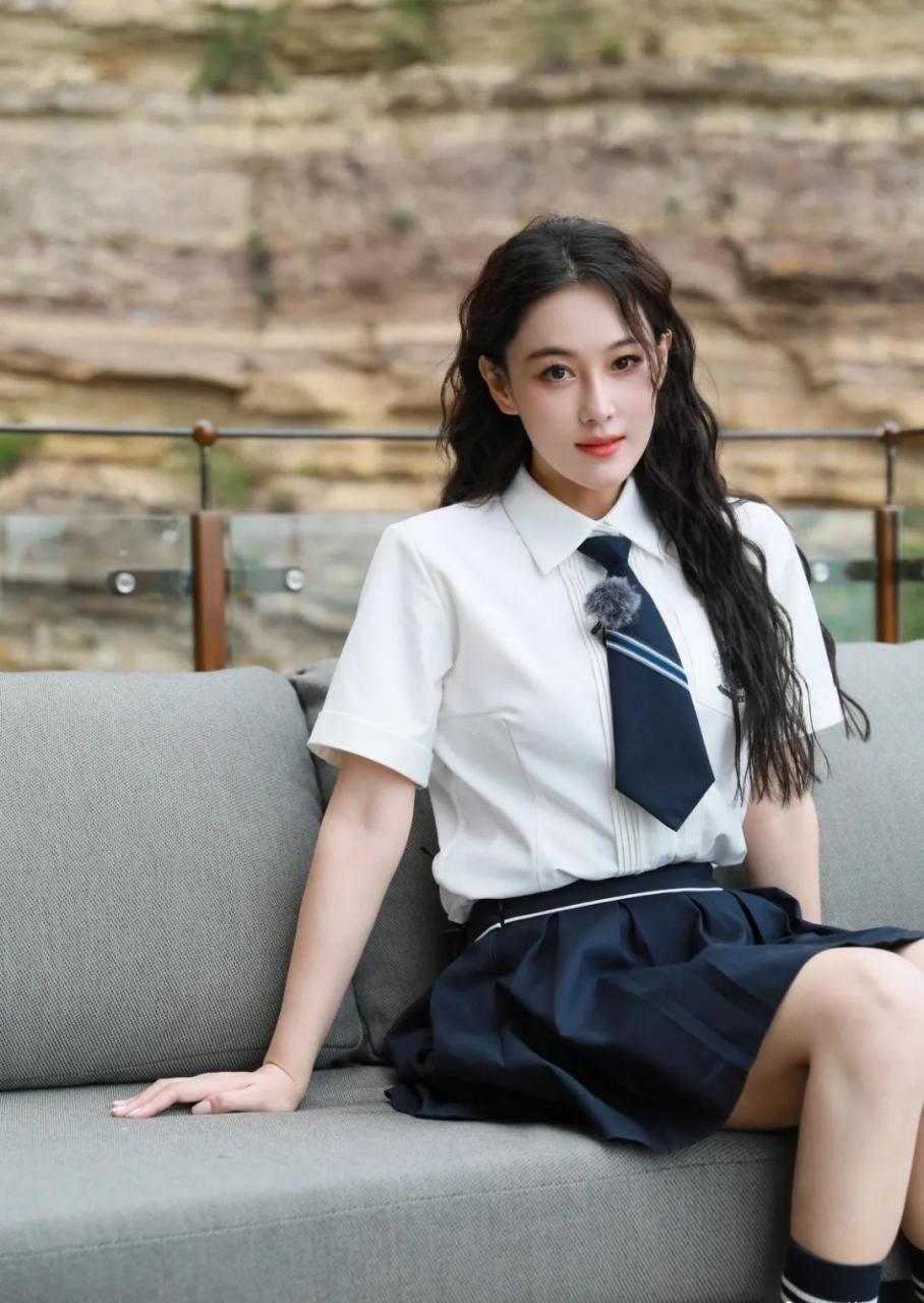 张馨予校园风格照片,白色的衬衫搭配短裙,有没有上学时候校花的感觉啊