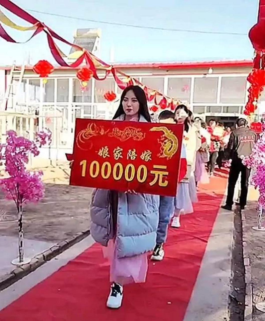 婚礼上,女方陪嫁100000元高调举牌游街,伴娘举牌颜值极高!