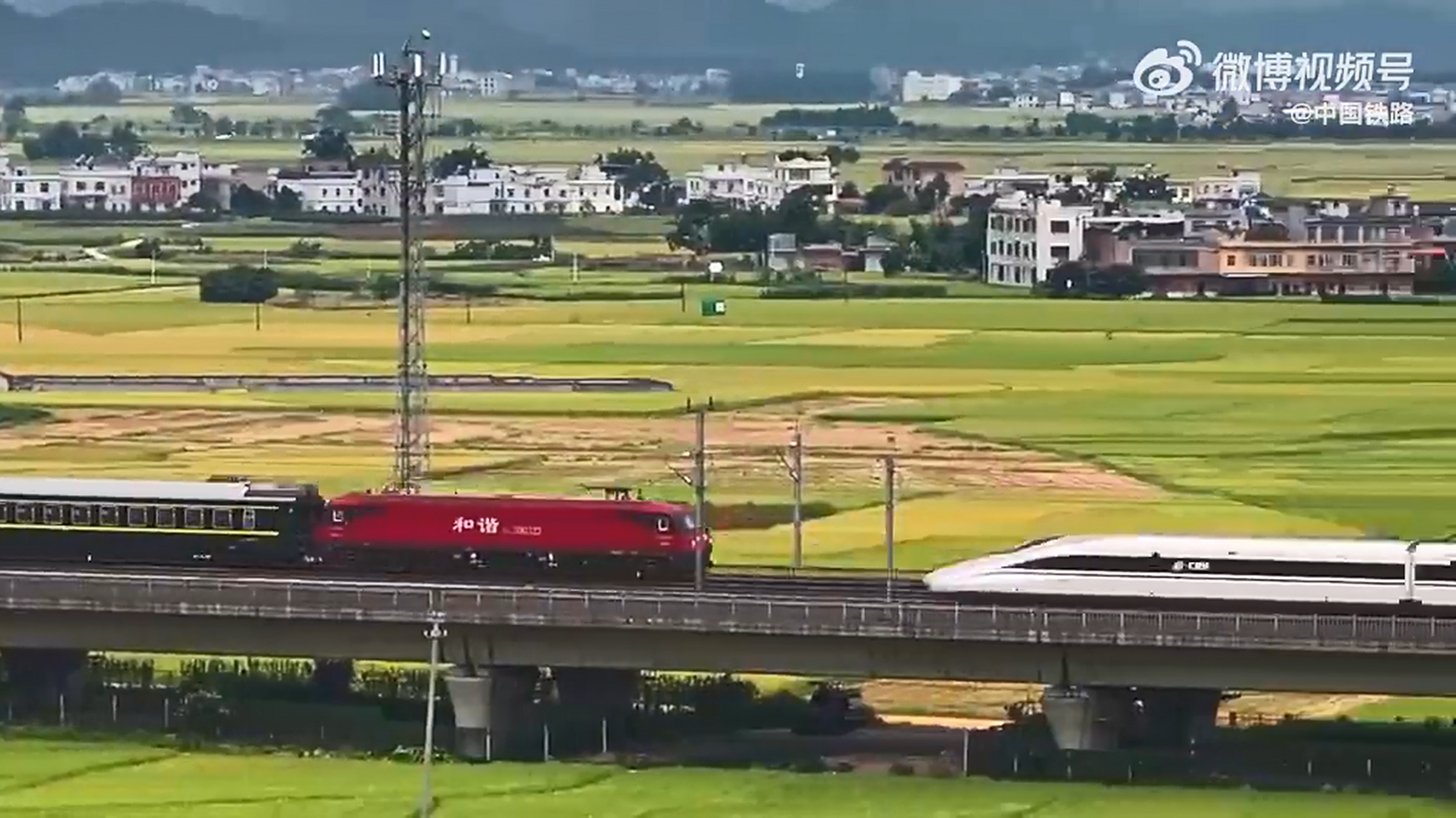 高铁超越火车瞬间仿佛两个时代擦肩而过 近日,广西贵港,一位网友拍下