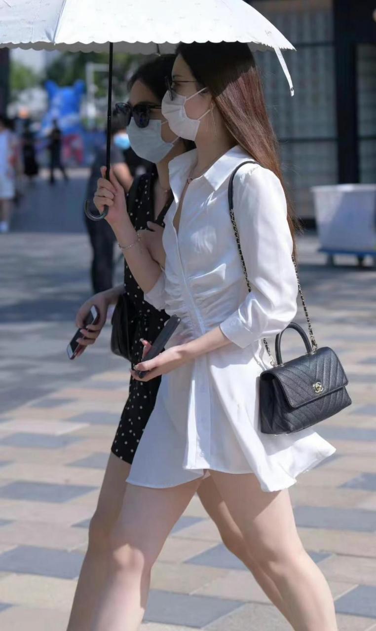 白色连衣短裙美女,凸显白皙美腿