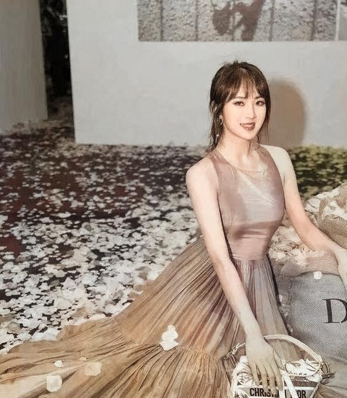 罕见的任正非全家福:2022年,任先生和他的妻子姚玲,48岁,女儿孟晚舟