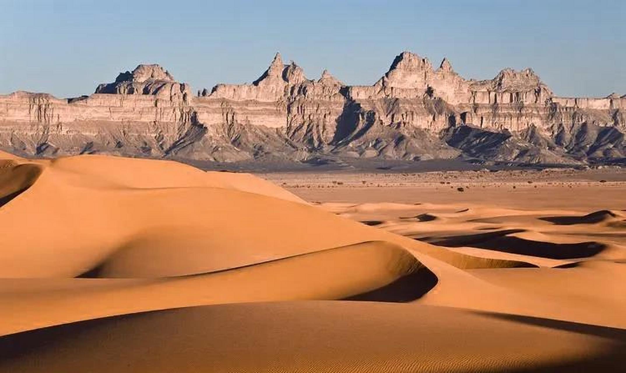 二,利比亚沙漠的地貌和景观 沙丘:沙丘是沙漠中最为典型的地貌之一