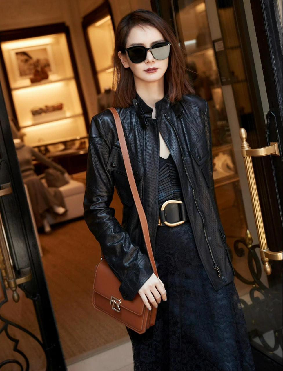 秋装小黑裙叠穿黑皮衣 戚薇,真的不愧是有颜任性随便穿的范本 黑色