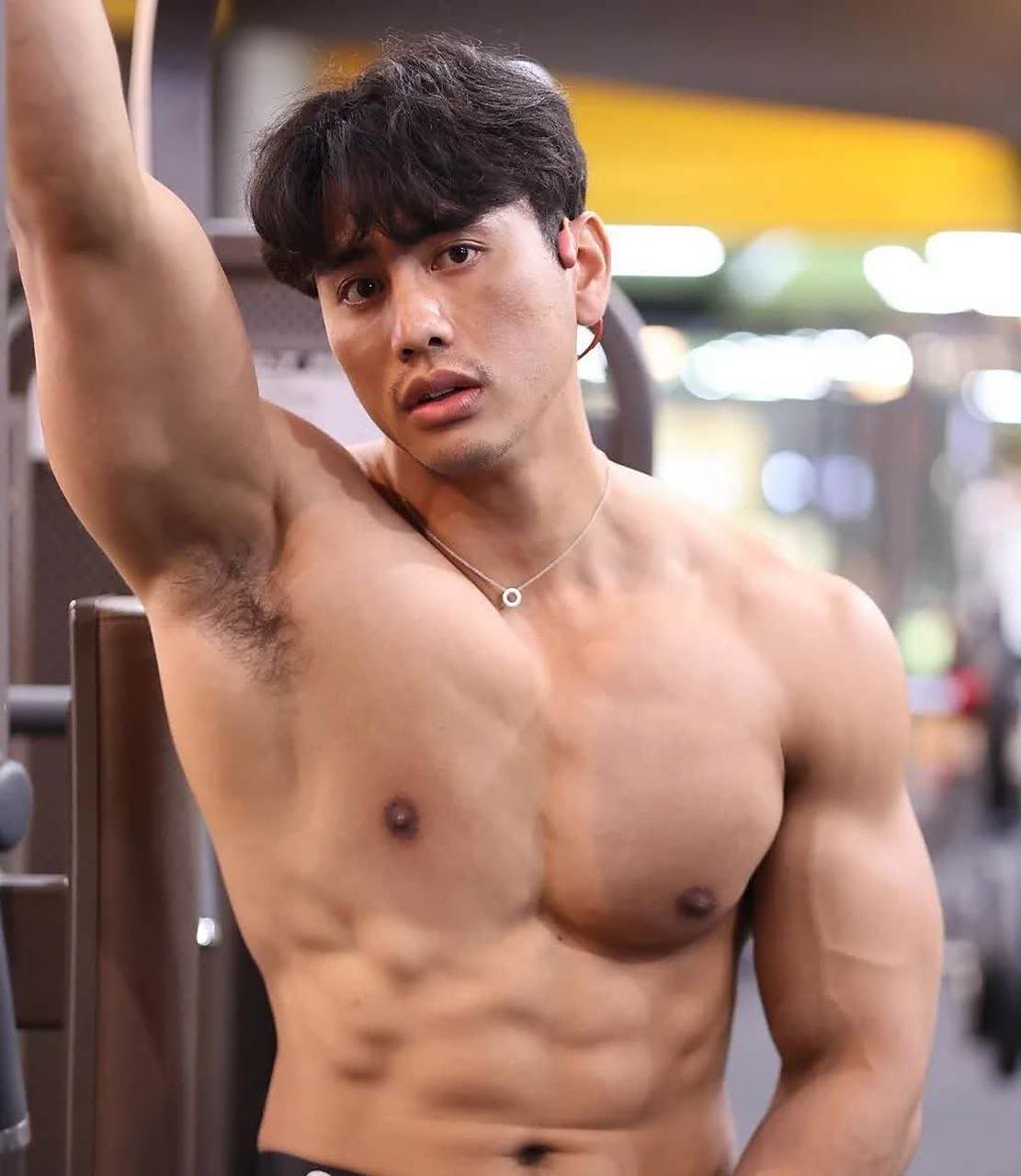 在健身房抓拍到一个肌肉男,身材真的很大.