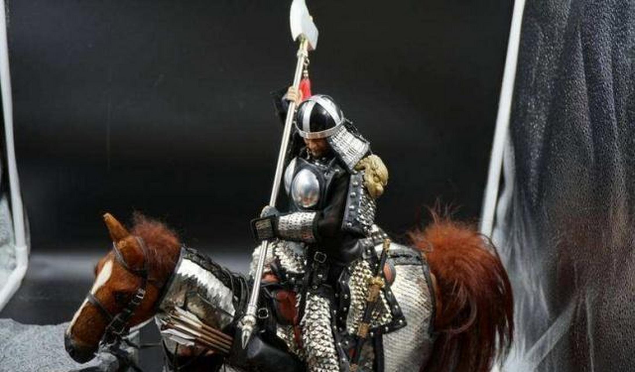 据《武经总要》记载,宋代改进的铠甲叫做"步人甲",是用1825块铁片和甲