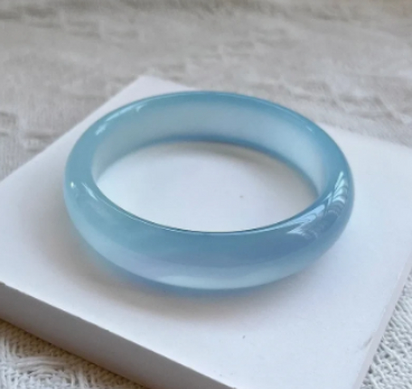 点击头像看直播##翡翠#冰蓝手镯自带意境,宛如冰山,带底色的手镯沂乔