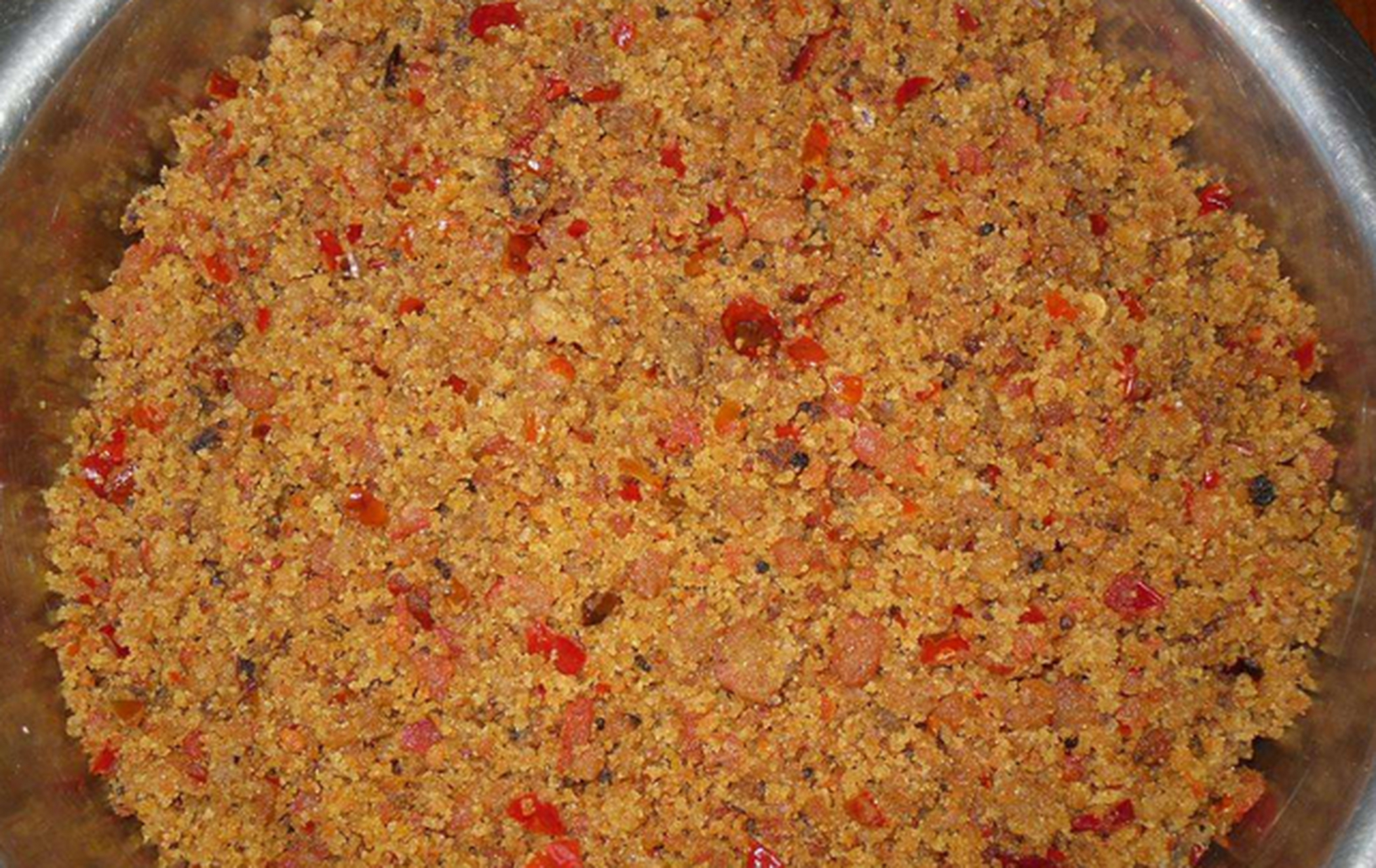 榨辣椒糊鱼是常德的一种特色美食小吃,炸辣椒是以辣椒,大米等作为主要