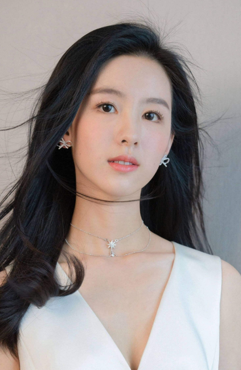 章泽天撞脸陈都灵,奶茶妹妹张泽天高调现身戛纳晚宴,穿黑裙隔空撞脸陈