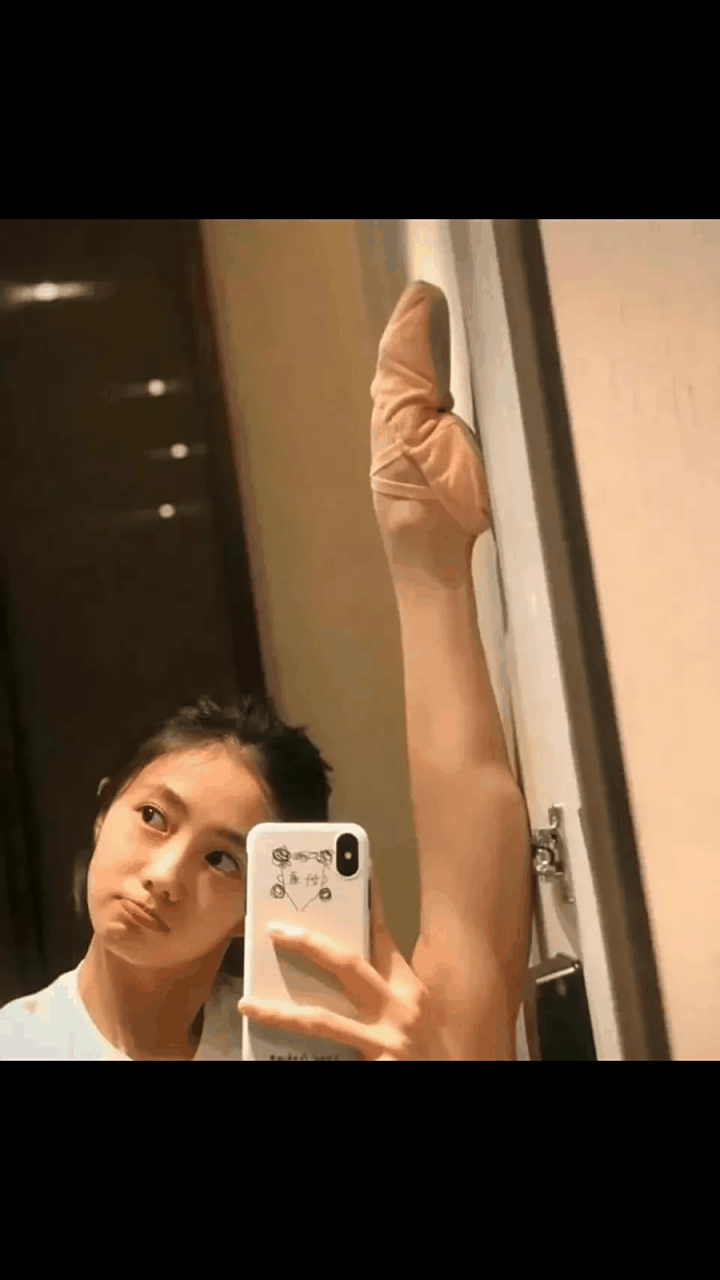 gif创作人# 刘浩存穿芭蕾舞鞋大秀一字马,舞蹈功底还是挺厉害的,更