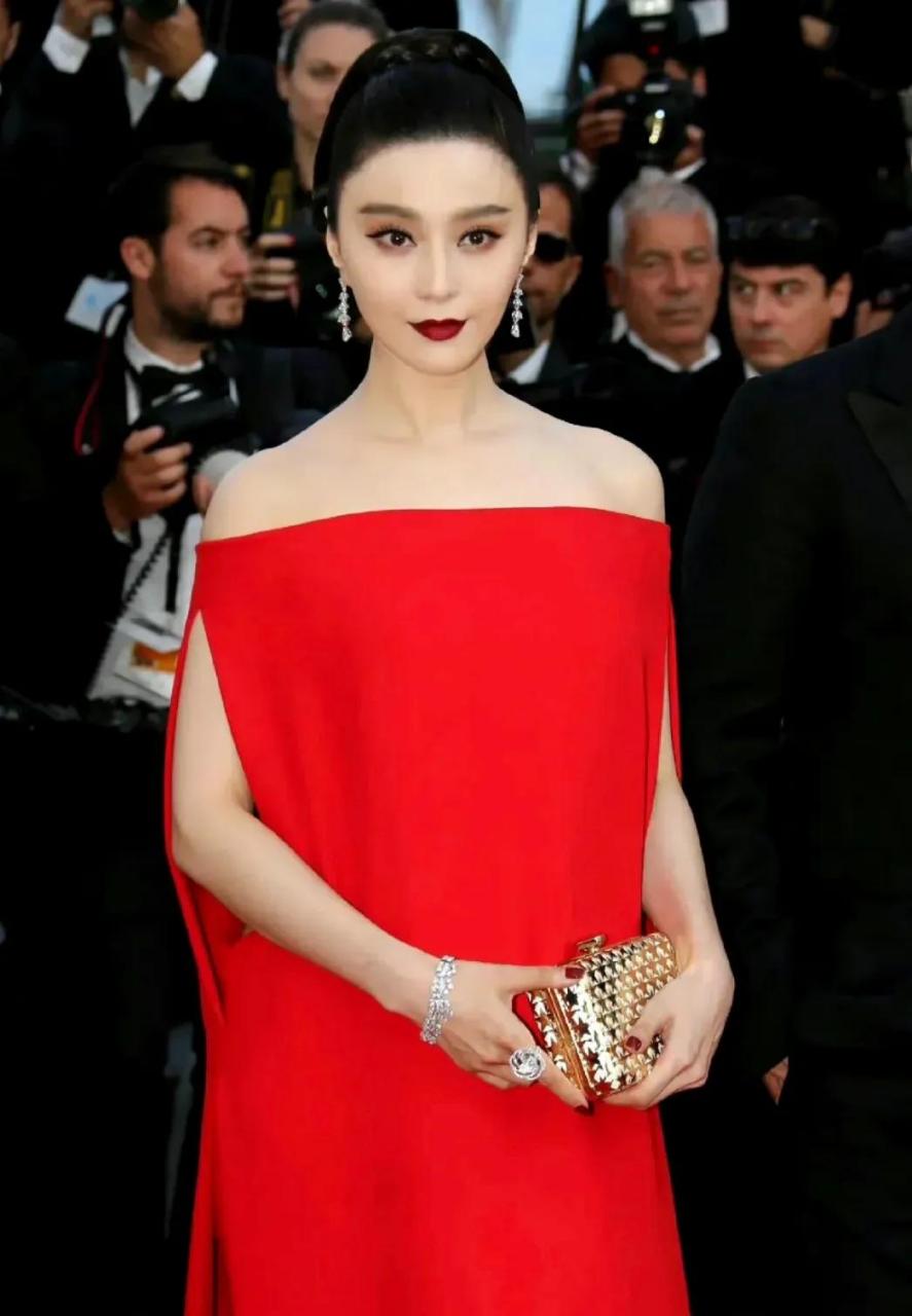 2017年戛纳范冰冰红毯 一字肩的红色礼服,超美的呀!