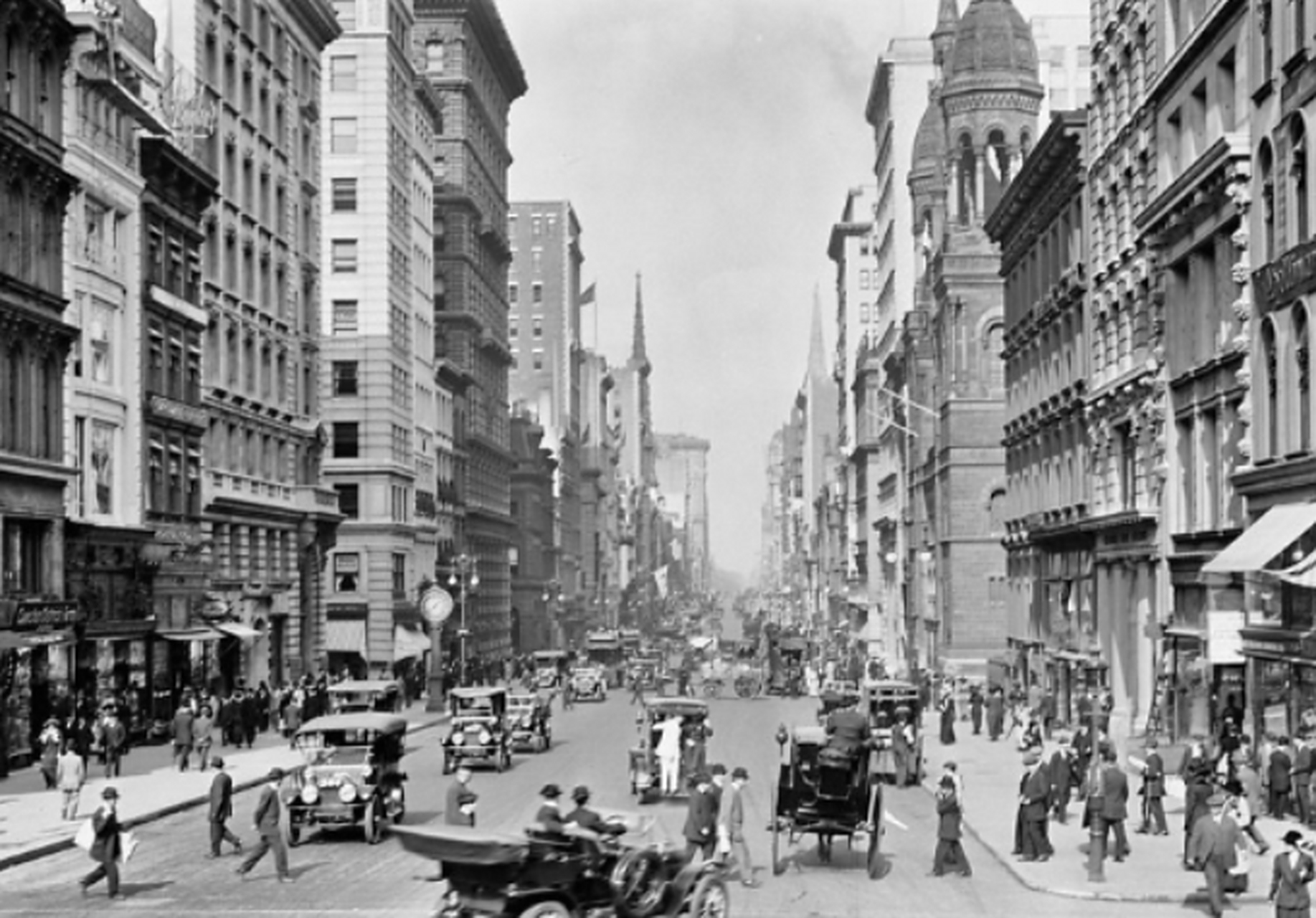 1908年,一位蹲坐在美国纽约街头的女子手里拿着香烟,正在优雅地正在吞