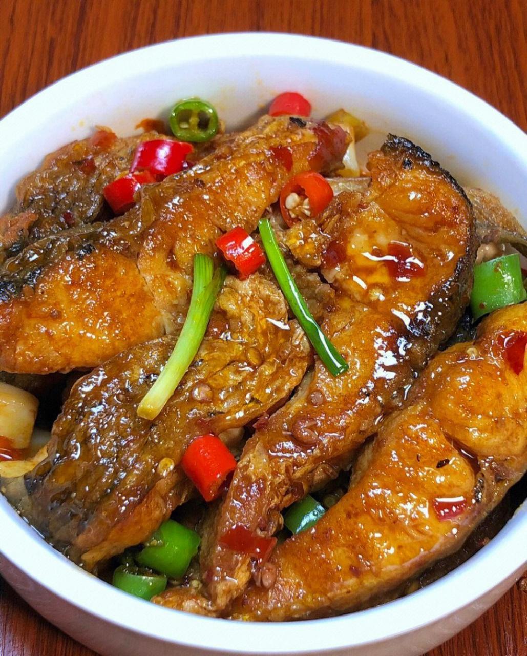 今天分享一道江西菜之香辣红烧鱼块,鱼块像我这样做鱼皮不粘锅鱼肉还