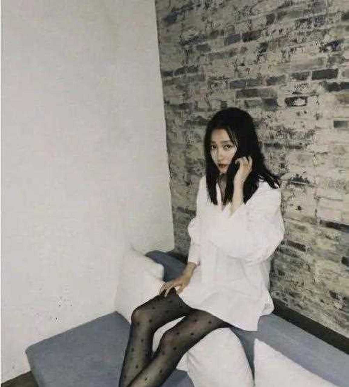 关晓彤过完22岁生日晒美照,她身穿男友款衬衫搭黑色波点丝袜,轻熟不失