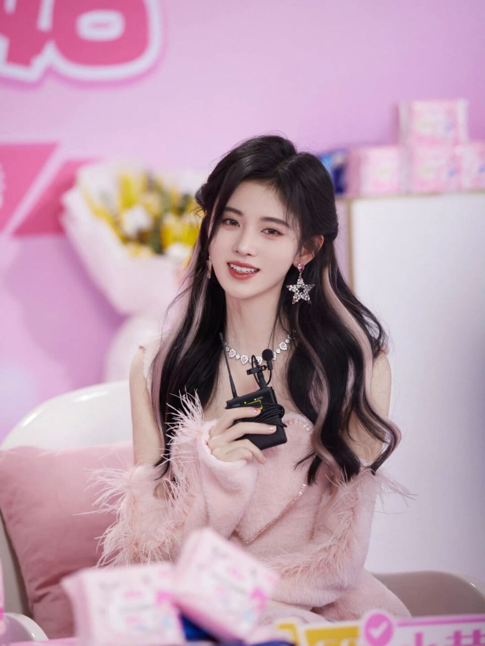 鞠婧仪粉色挂耳染发型 pink女孩超甜 鞠婧祎20211127品牌直播活动造型