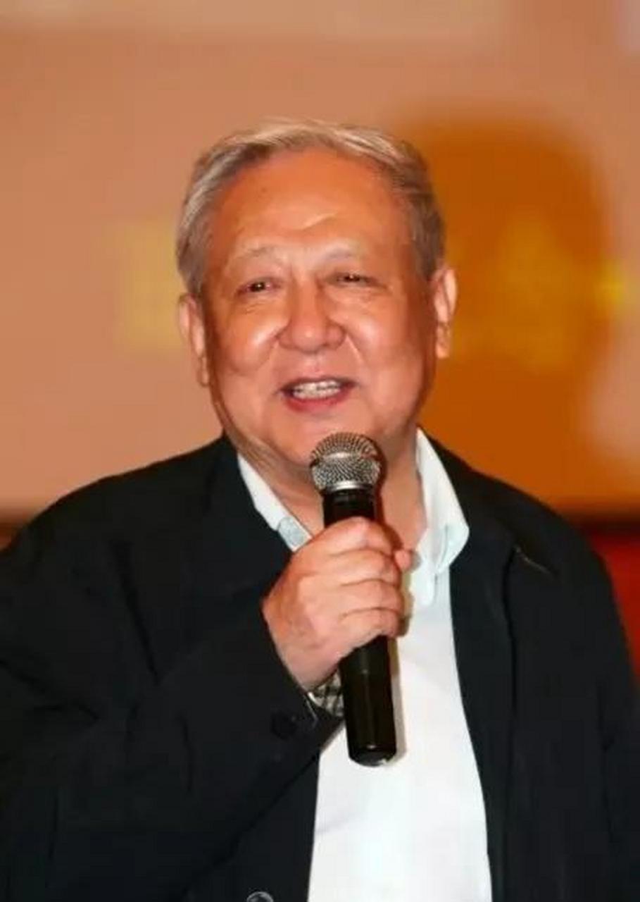 邱路光是邱会作的长子,他毕业于北京工学院,后来参军入伍.