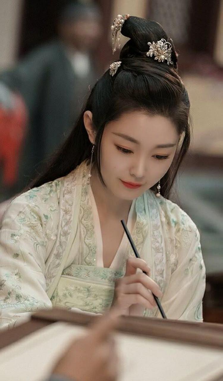 最近由郭麒麟和宋轶主演的古装喜剧《赘婿》大火,宋轶饰演的苏檀儿在