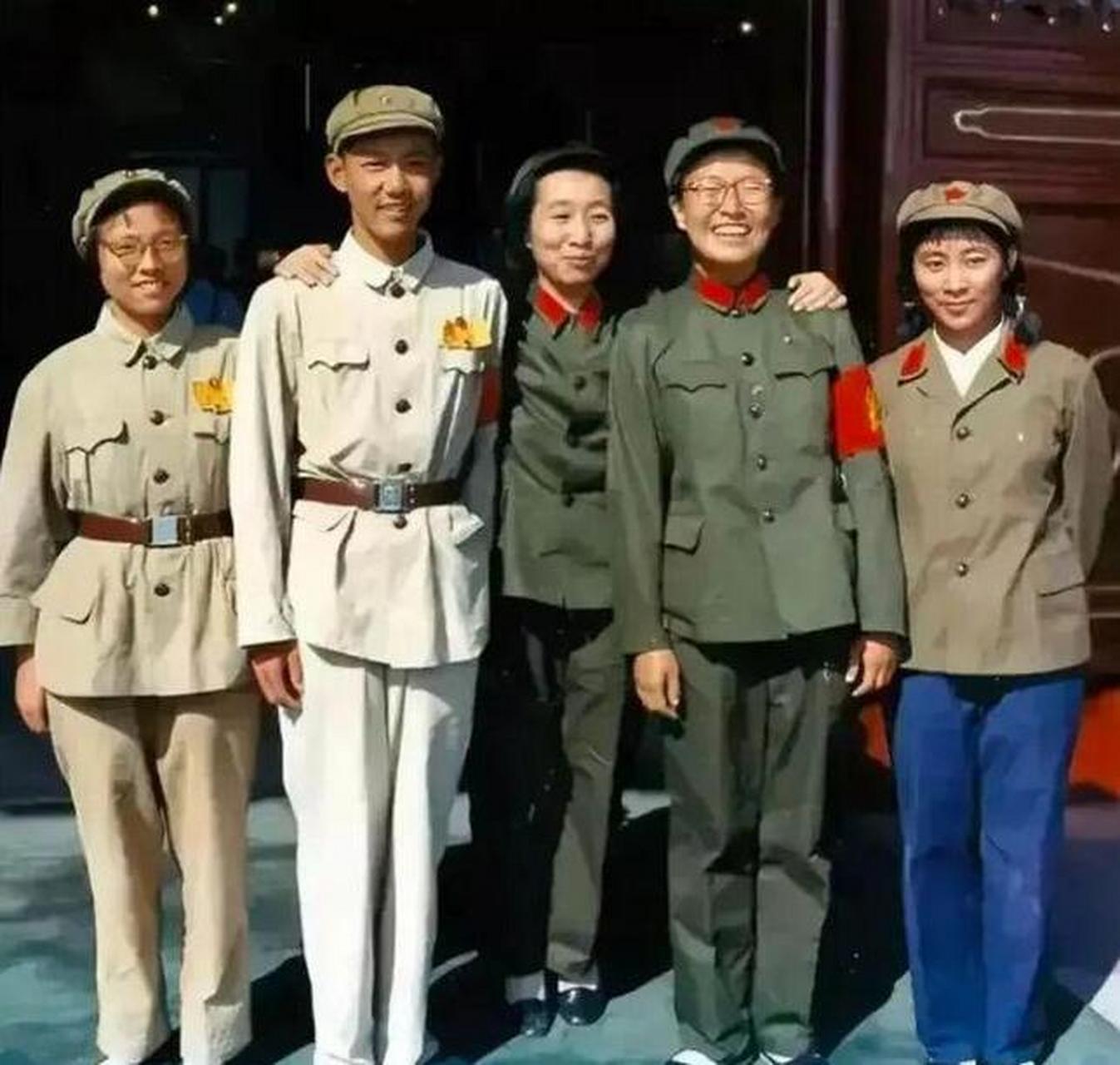 1960年,林豆豆和李作鹏夫妇合影留念,画面中的林豆豆穿着六五式军装