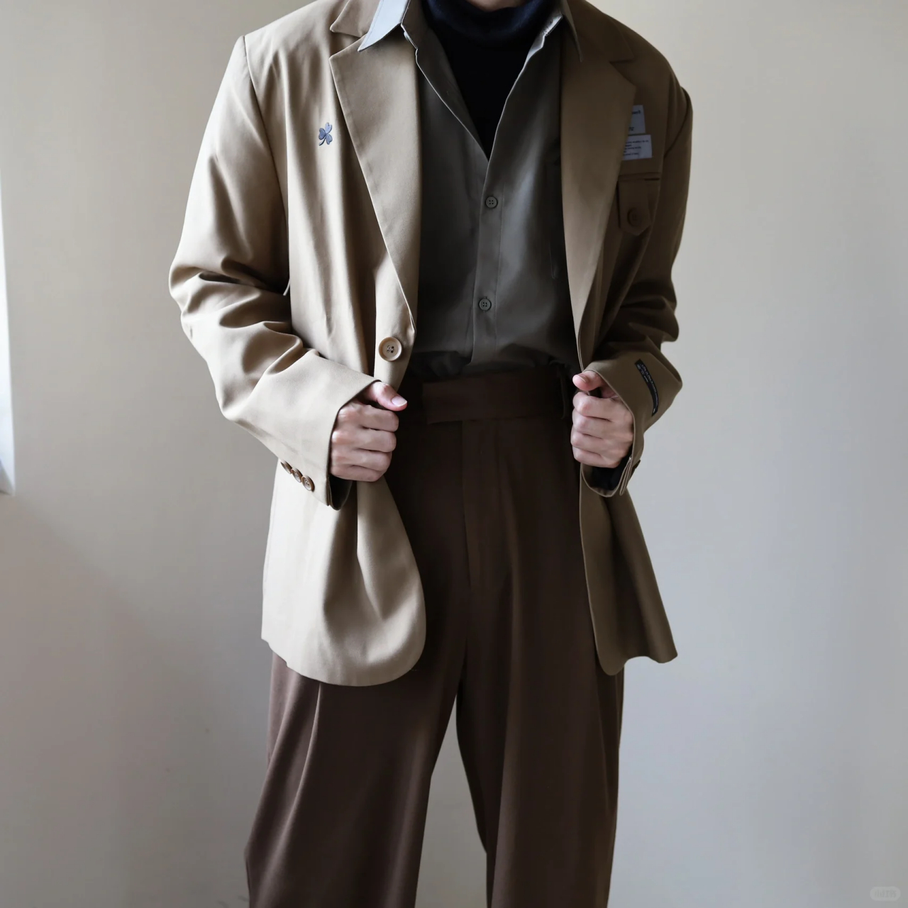 经典的大地色系叠穿 95卡其棕西装 枪灰衬衫 棕色阔腿裤 在这基础上