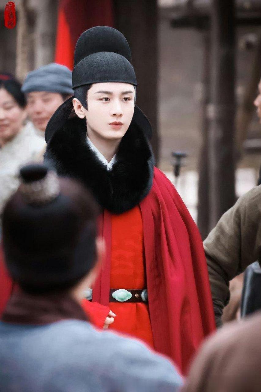 成毅红色官服穿在身上看起来好秀气,这算是成毅第一次用这样的造型吧