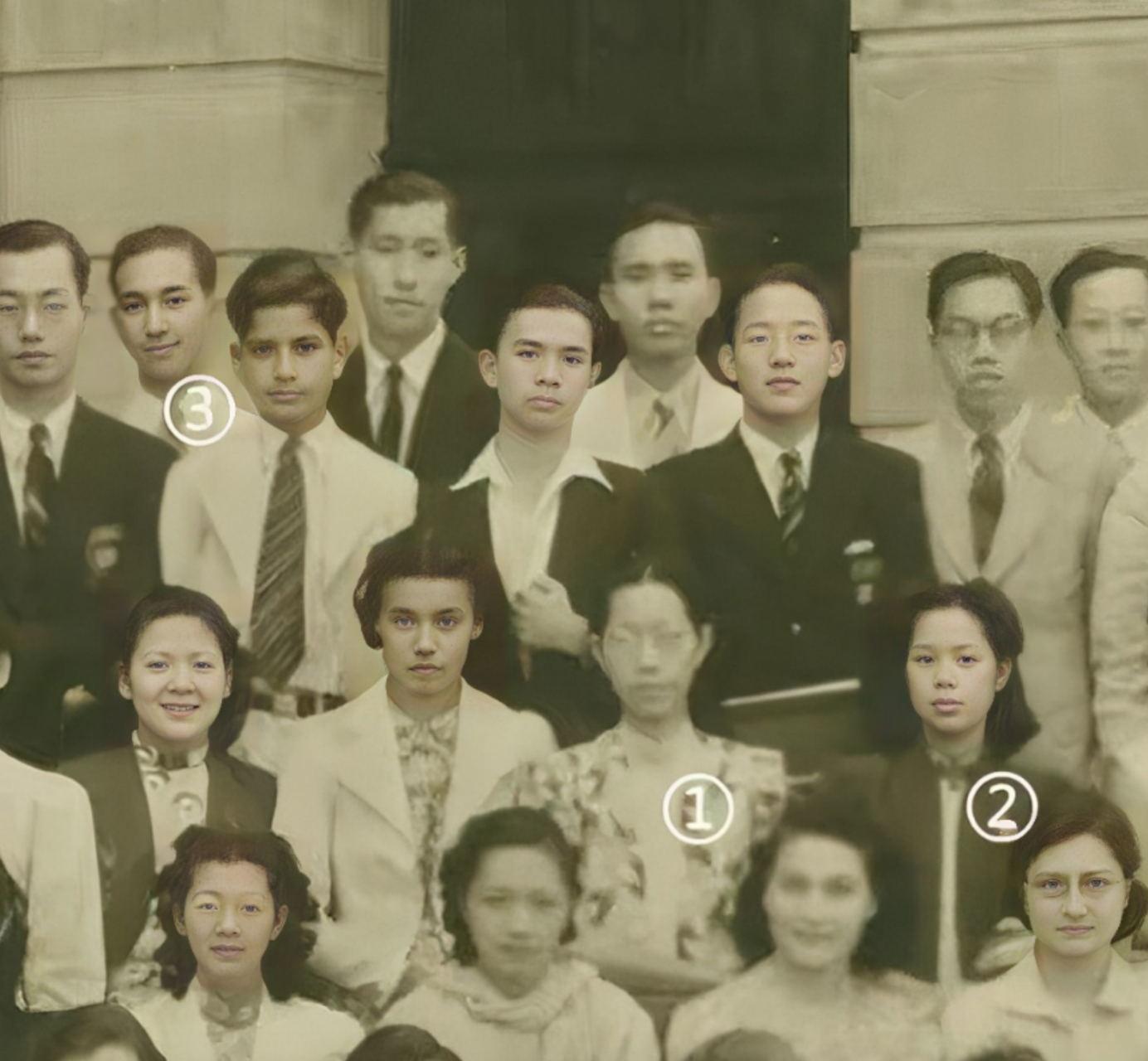 这组照片中,图1展现了张爱玲的风采,而图3则是何鸿燊的形象.