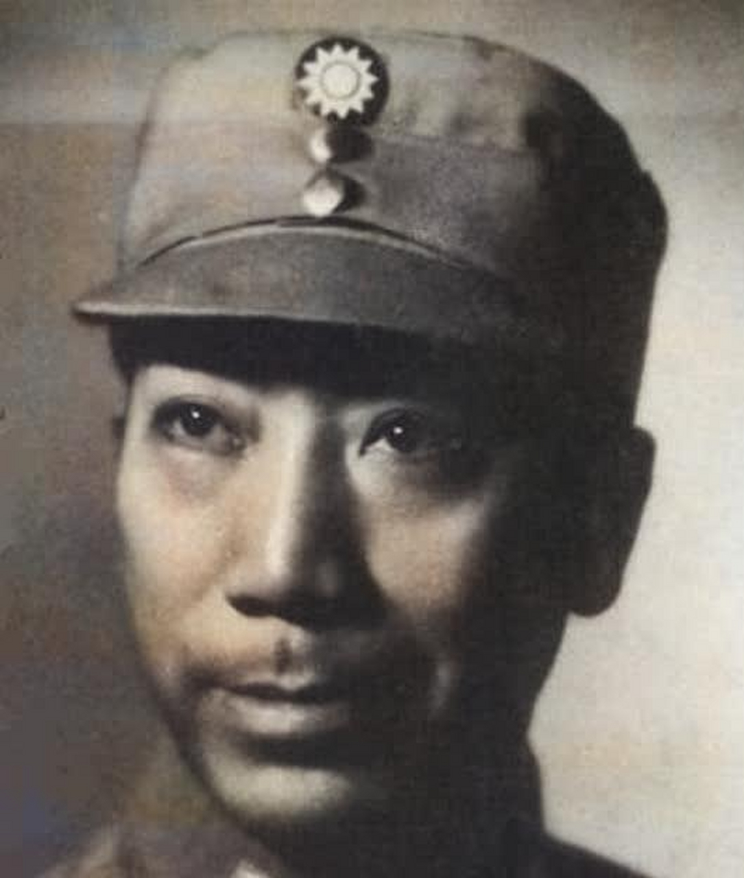 1943年,蝴蝶被戴笠囚禁!到了晚上,胡蝶气喘吁吁地说:"戴笠,你有我的身