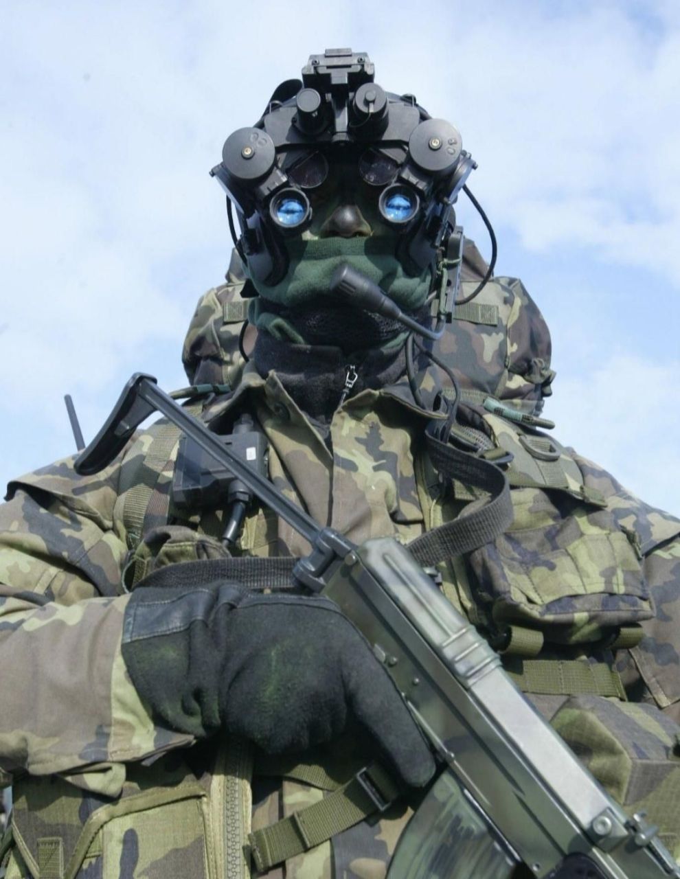 捷克的特种部队,这全副武装到不像地球人.貌似领子上搞了一层猪油.