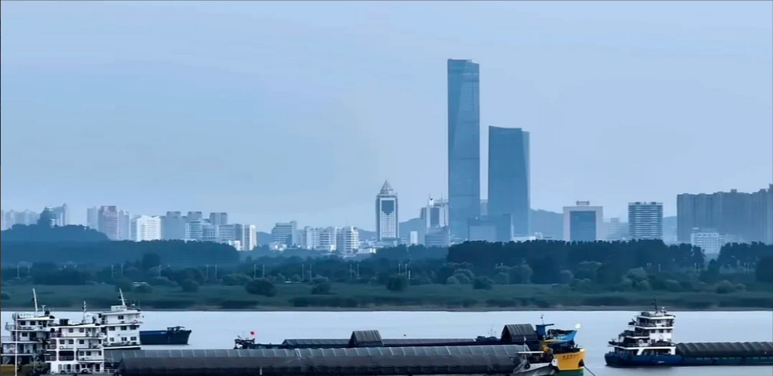 十年前镇江的城建比扬州好得多,尤其是市中心一带,镇江有苏宁广场地标