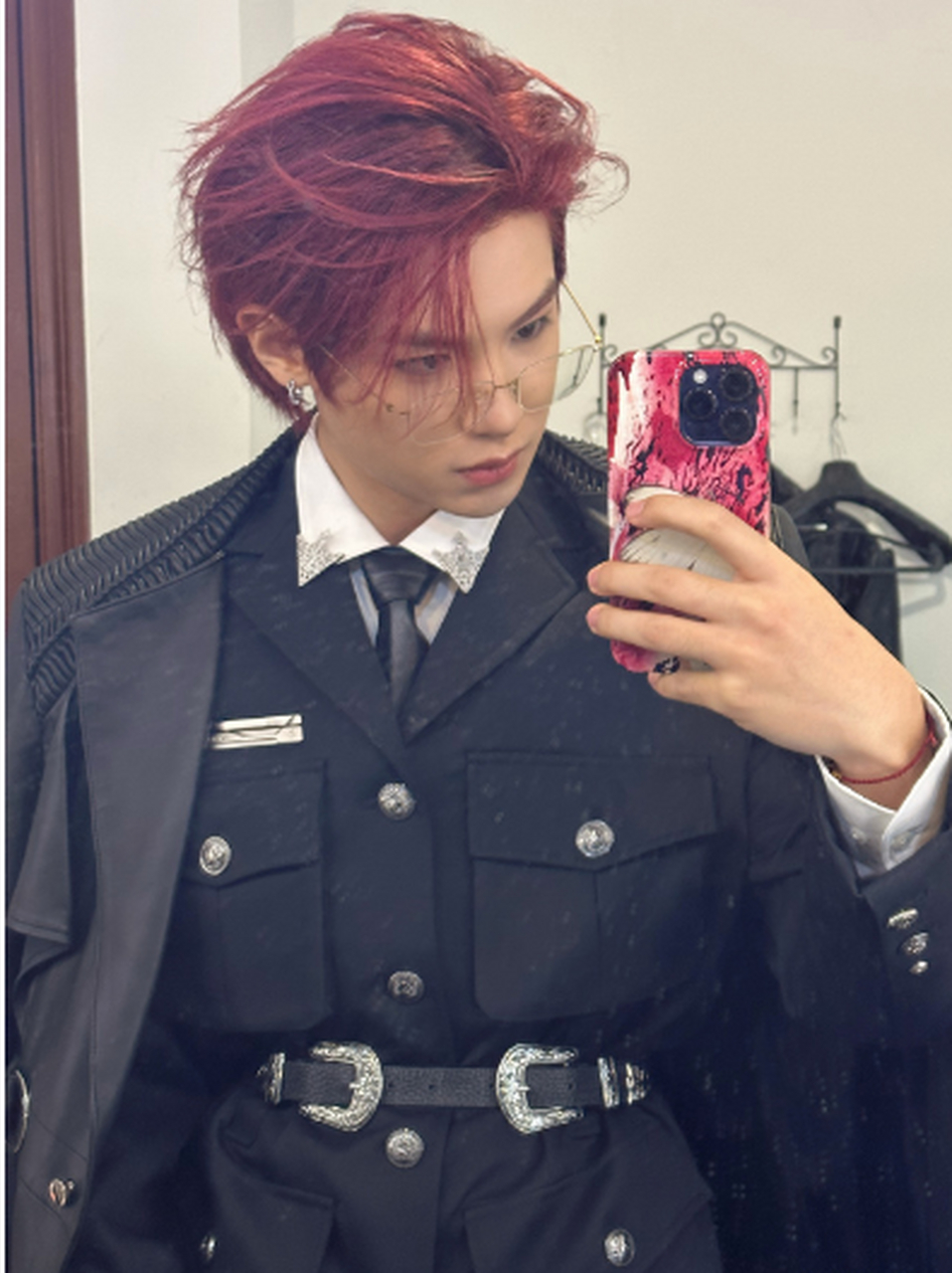 黄明昊发博晒对镜自拍库存照 红发配金边眼镜痞帅十足.